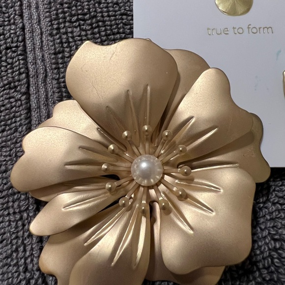 Gold flower earrings - Picture 3 of 3